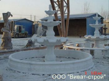 Трехъярусный белый фонтан с поставленным кольцом